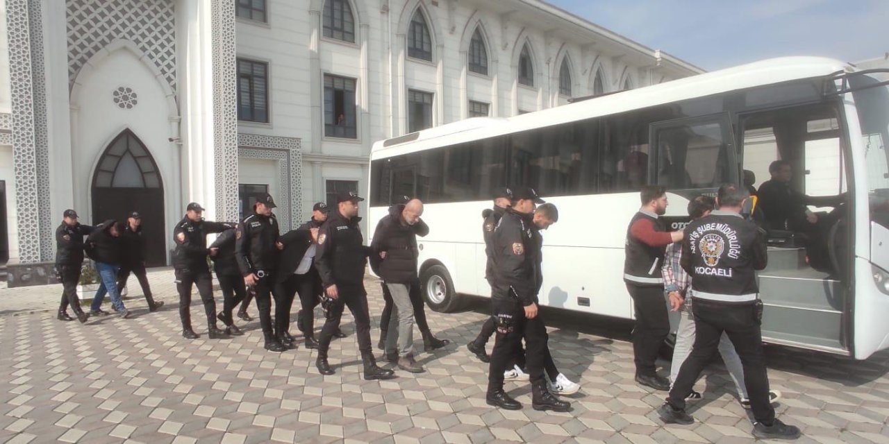 Borcunu Ödemediğini İddia Edip, Arkadaşlarıyla Dövdü, Alıkoydu