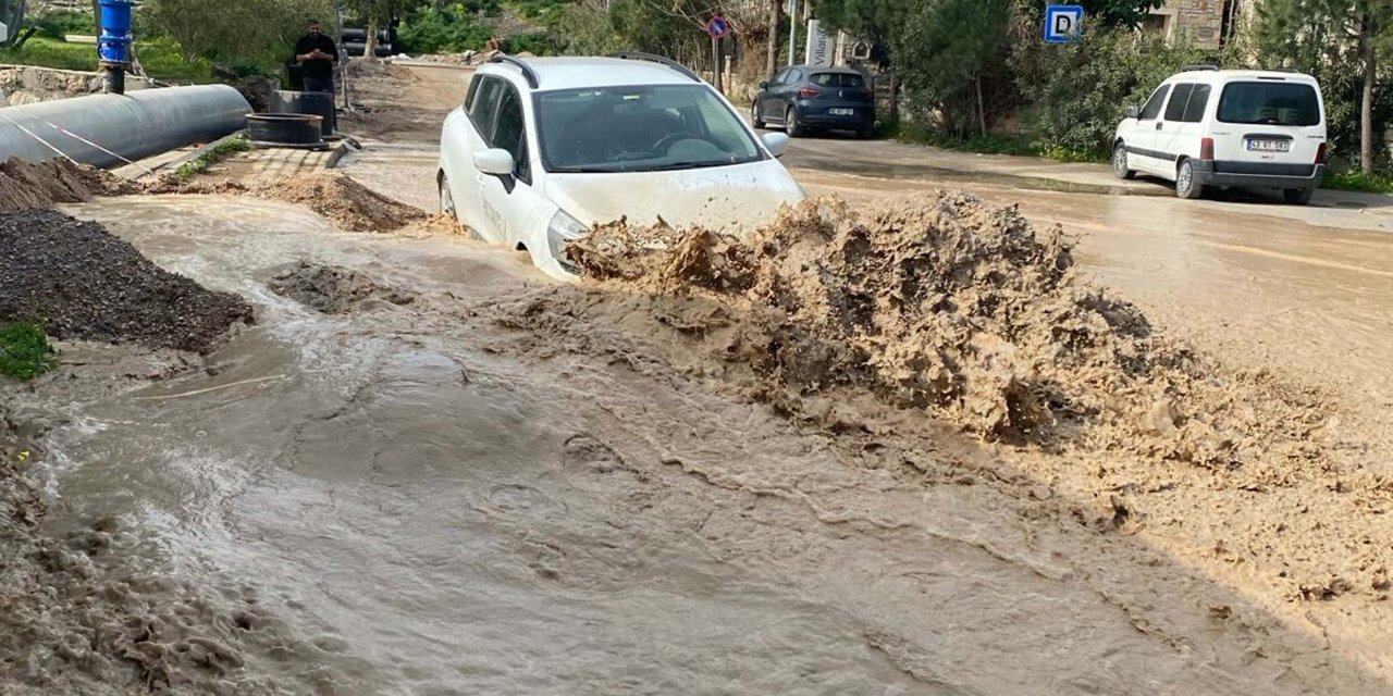 Bodrum'da Yenilenen Ana İsale Hattı Da Patladı; Otomobil Çukura Düştü