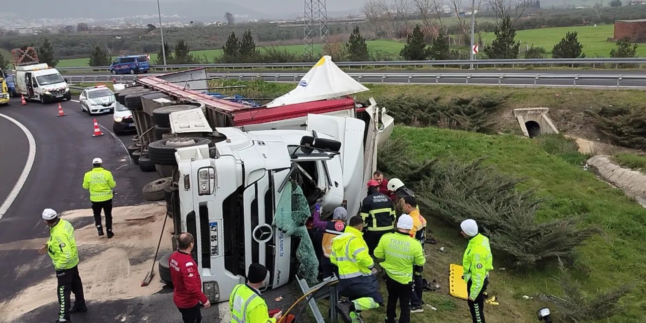 Devrilen Tır’da Sıkışan Sürücü Yaralandı