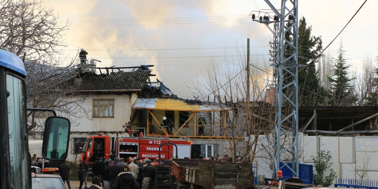 Amasya’da Çıkan Yangında 2 Katlı Ev Kullanılamaz Hale Geldi