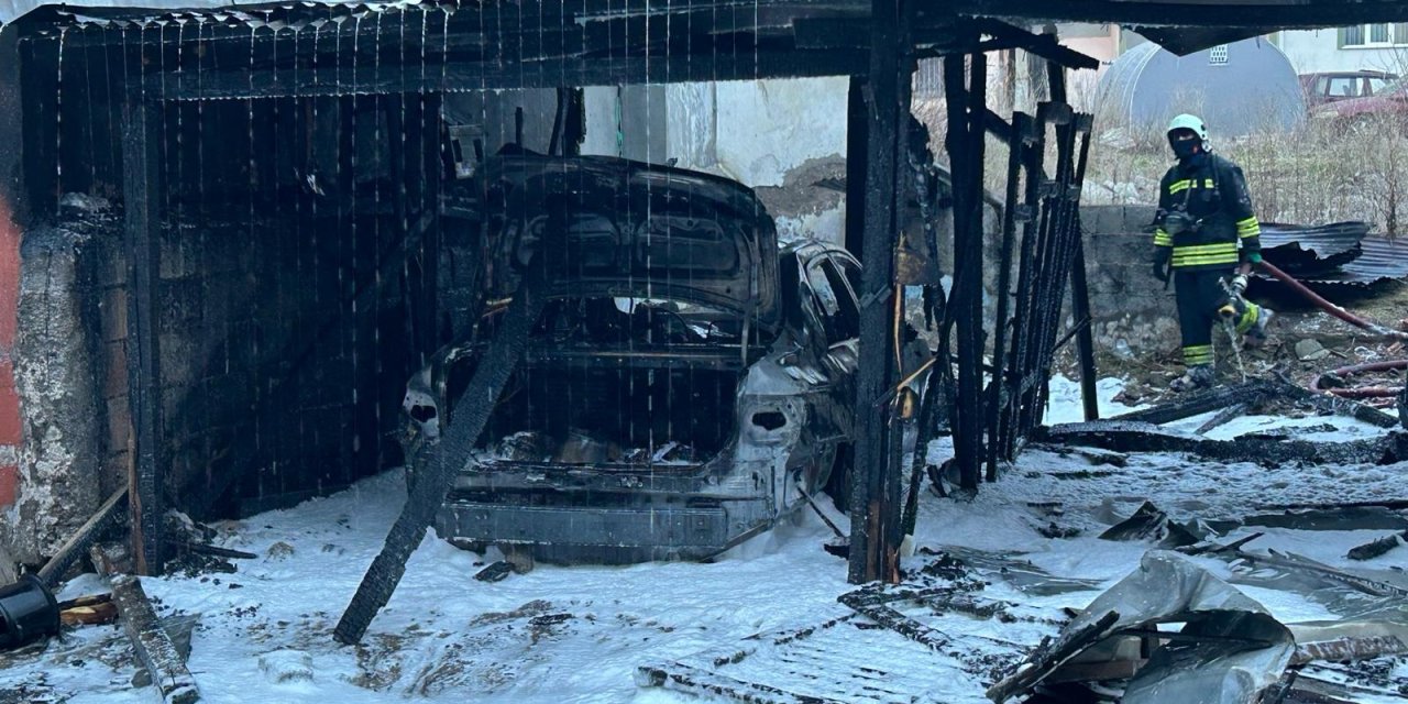 Sivas’ta Garajda Çıkan Yangında İki Otomobil Kül Oldu