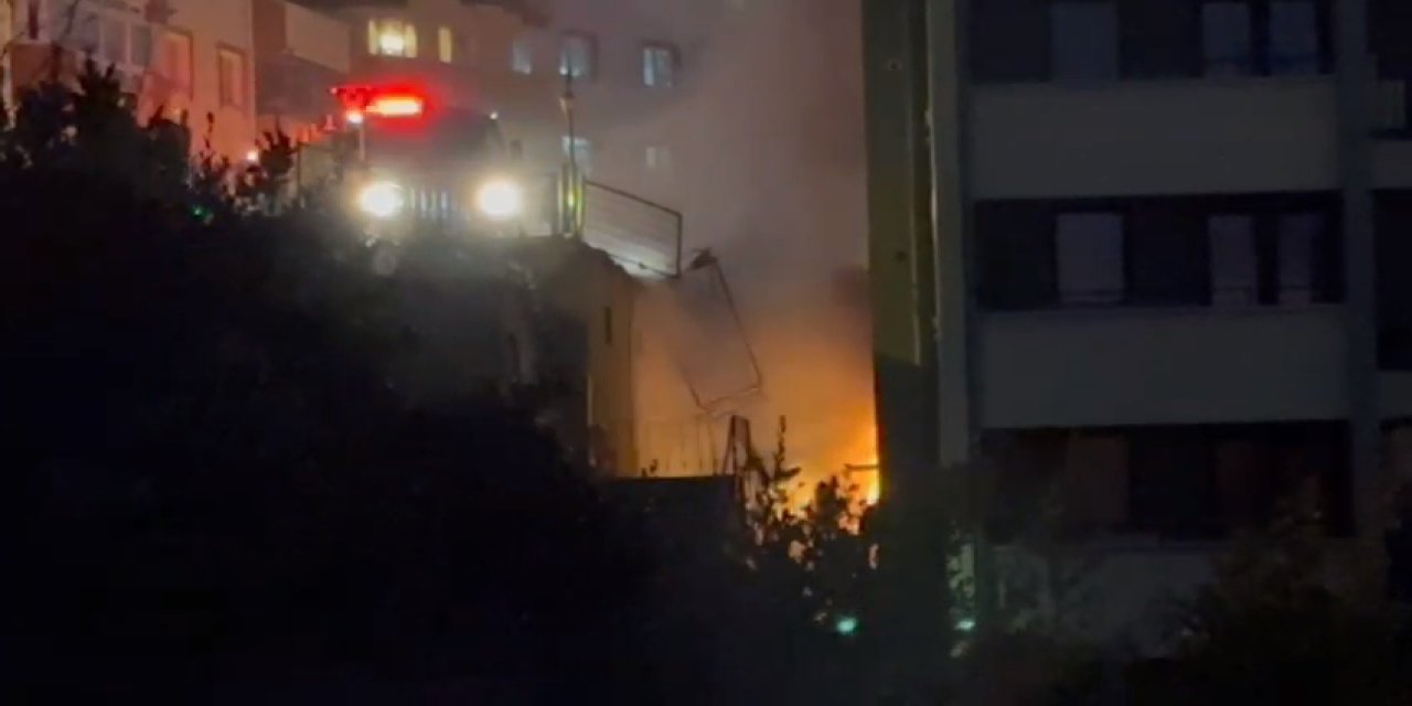 10 Metre Yükseklikten Apartman Boşluğuna Düşen Otomobil Alev Alev Yandı, O Anlar Kamerada