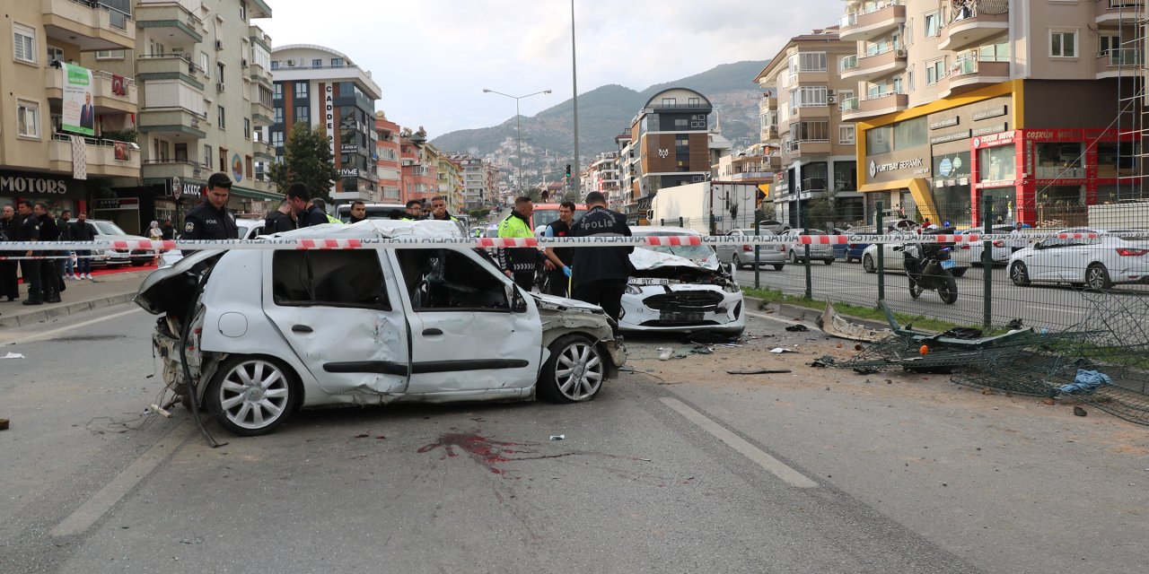 Otomobil Karşı Şeride Geçerek 2 Araca Çarptı: 2 Ölü, 3 Yaralı