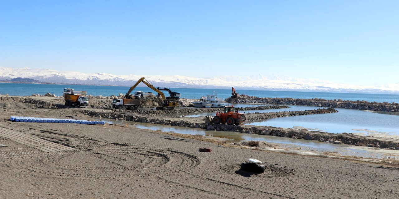 Prof. Dr. Alaeddinoğlu: Van Gölü'ndeki Alan Kaybıyla Mevcut Limanlar Kullanılmaz Hale Gelecek