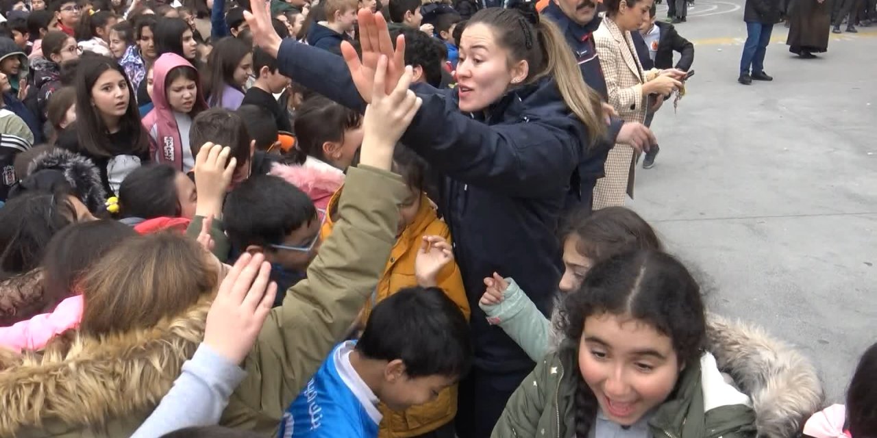 Avcılar'da Öğrencilerden İtfaiyecilere Sevgi Gösterisi