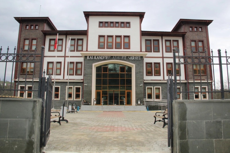 Rize İkizdere ilçesinde 2 katlı ev ve tarla mahkemeden satılıktır.