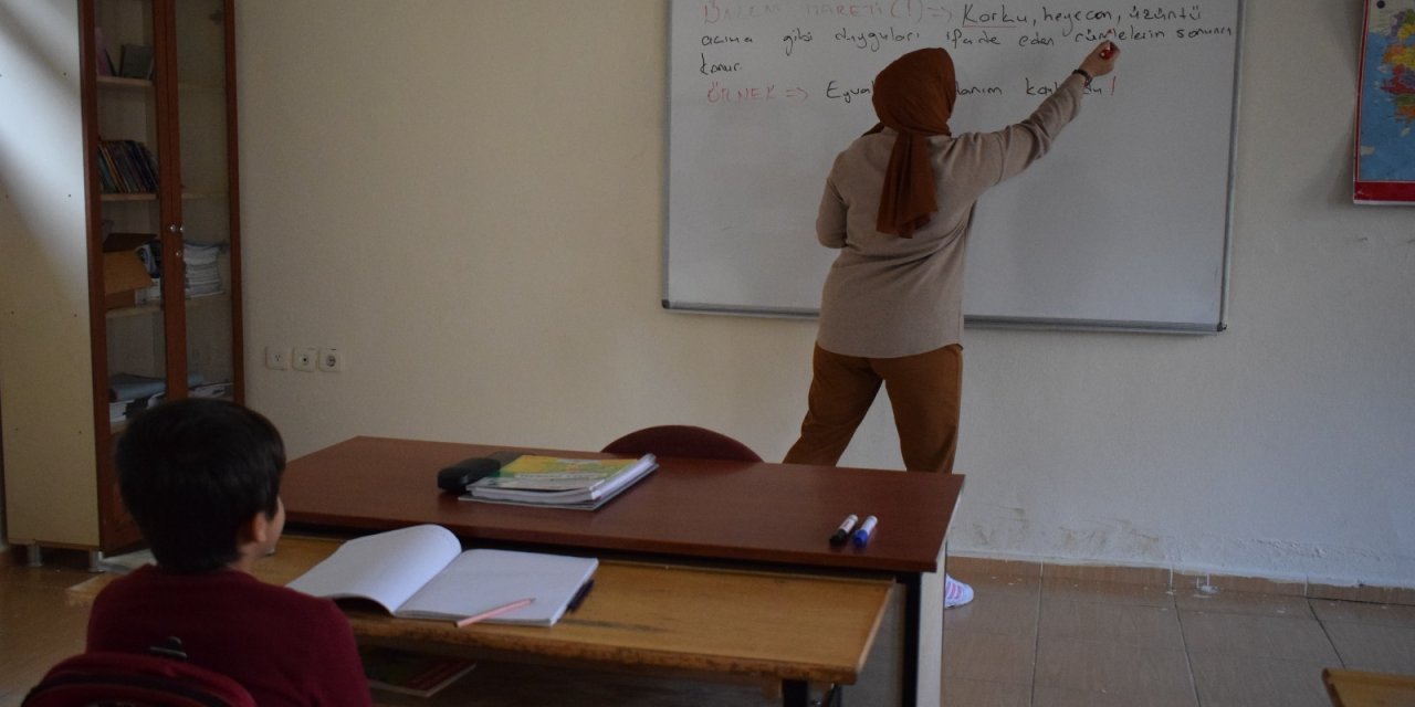 Mezradaki Okulun Tek Öğrencisinin Hem Öğretmeni Hem Arkadaşı