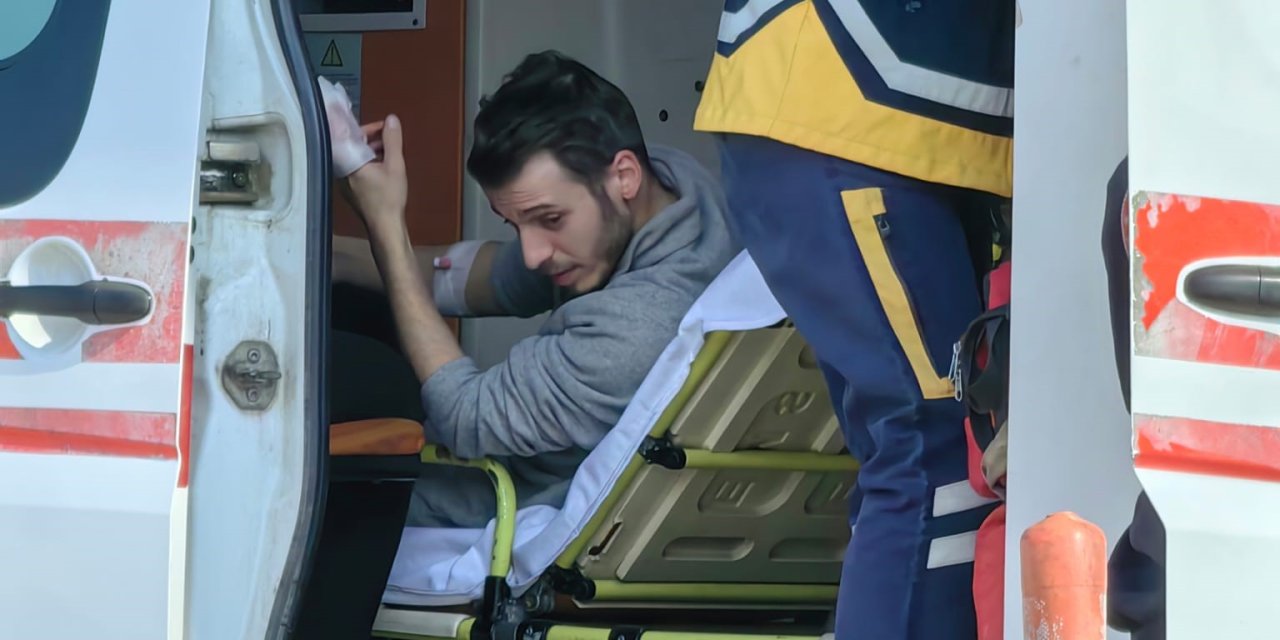 Maket Bıçağıyla Karton Keserken 2 Parmağını Kesti