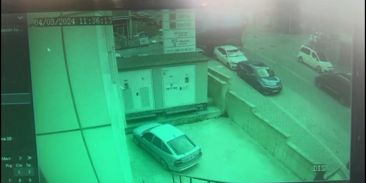 Esenyurt'ta Virajı Dönen Kamyon Park Halindeki 2 Aracın Üzerine Devrildi