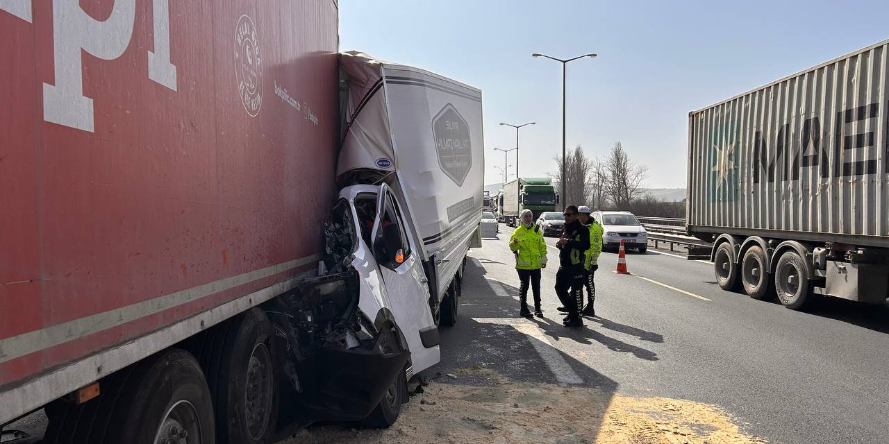 Çatalca'da Tır'a Çarpan Kamyonet Hurdaya Döndü