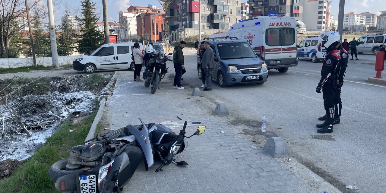 Motosiklet İle Hafif Ticari Araç Çarpıştı; 1'i Ağır 2 Liseli Yaralı