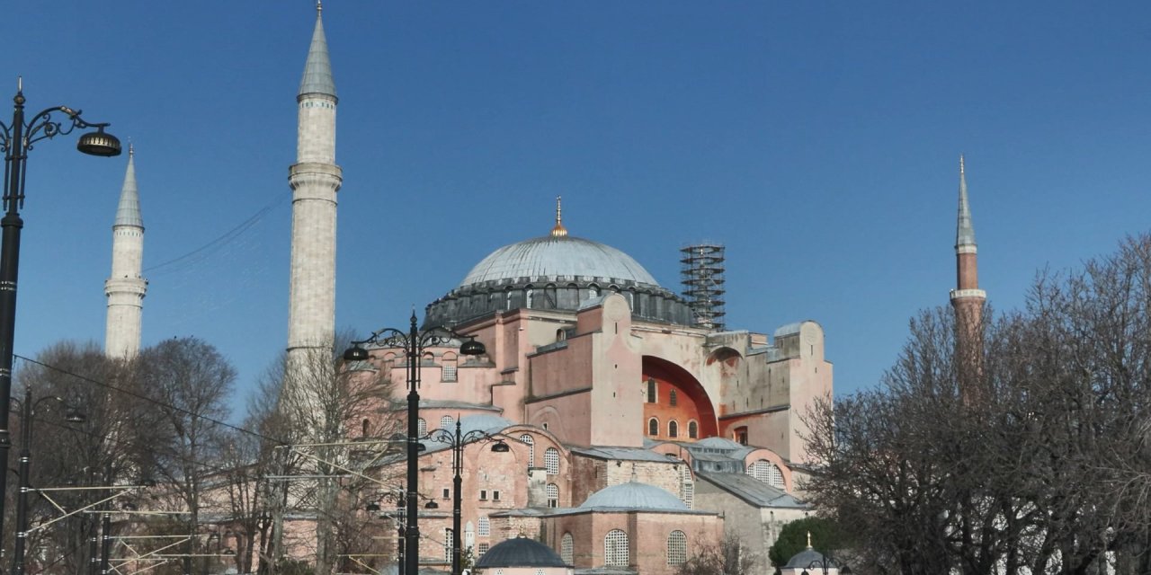 Ayasofya Camii'ne 'La İlahe İllallah' Yazılı Mahya Asıldı