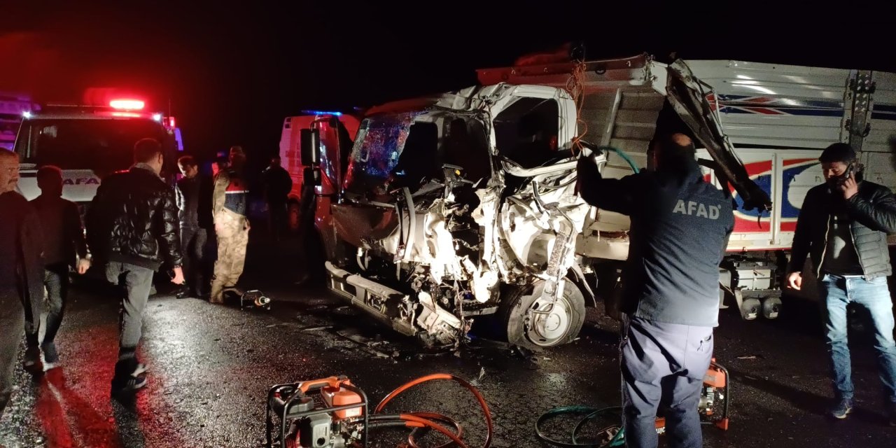 Kilis’te, Tır İle Kamyonet Çarpıştı: 3 Yaralı