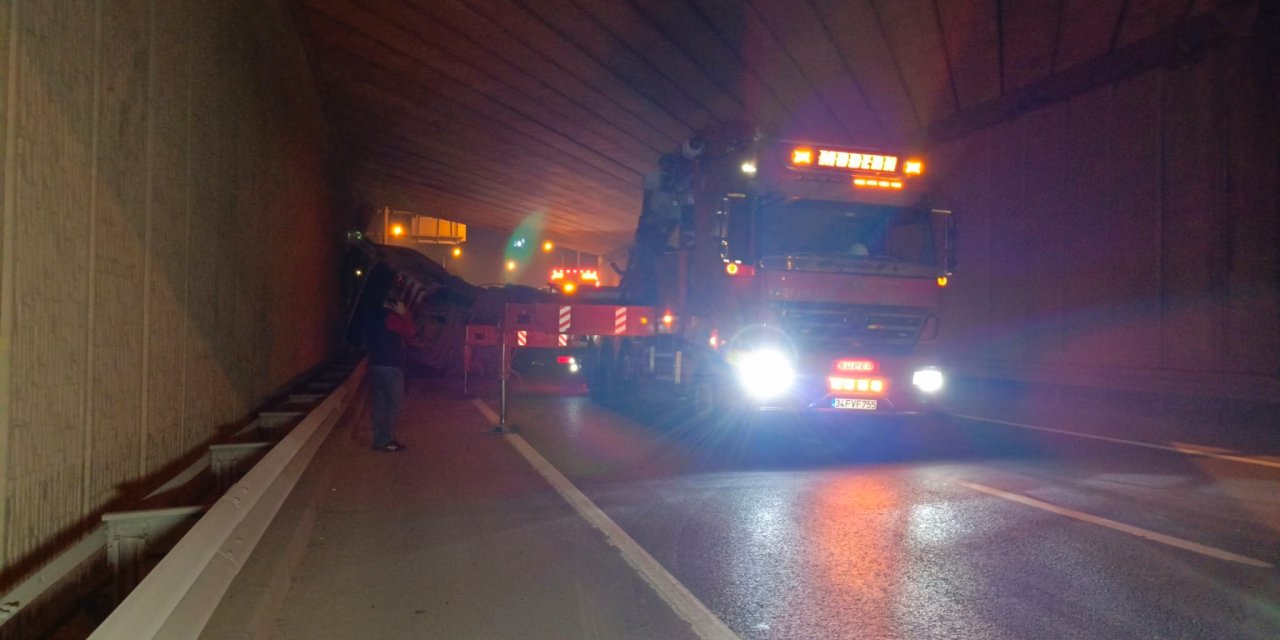 Kağıthane'de Hafriyat Kamyonunun Açık Bırakılan Damperi Köprüye Çarptı