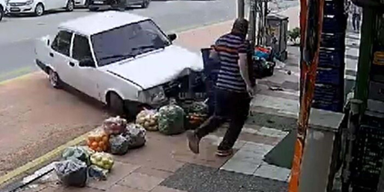 Otomobil Kaldırıma Çıktı, Esnaf Son Anda Kurtuldu: 2 Kişinin Yaralandığı Kaza Kamerada
