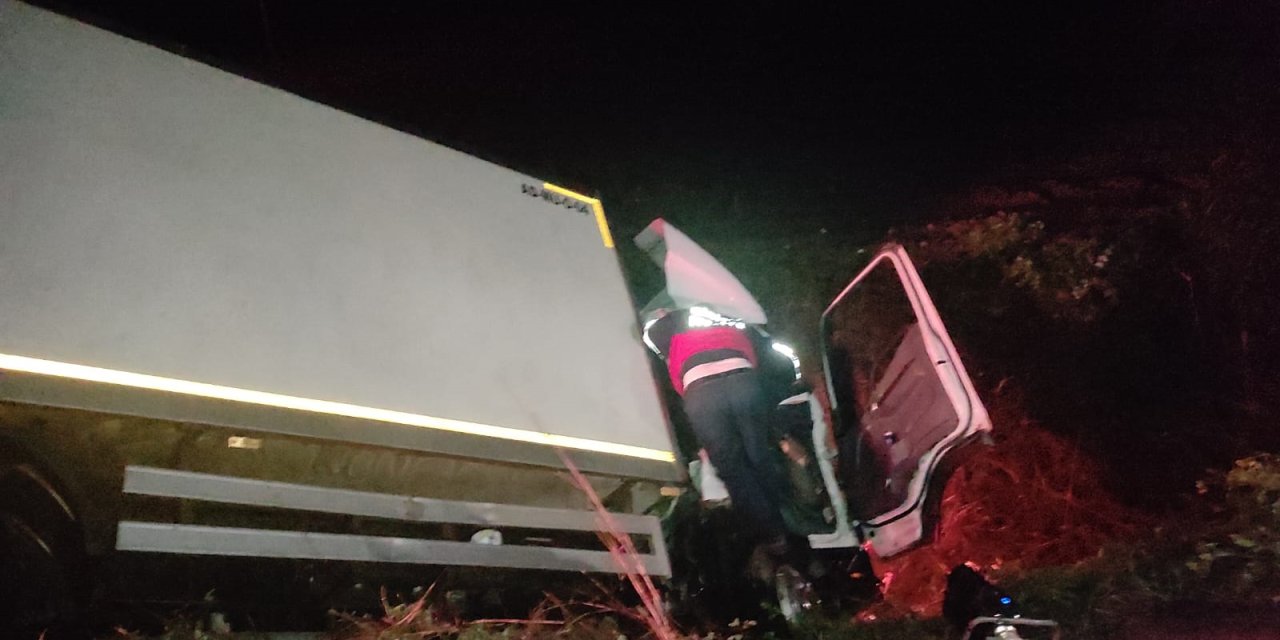 Kamyonet Şarampole Devrildi: 1 Yaralı