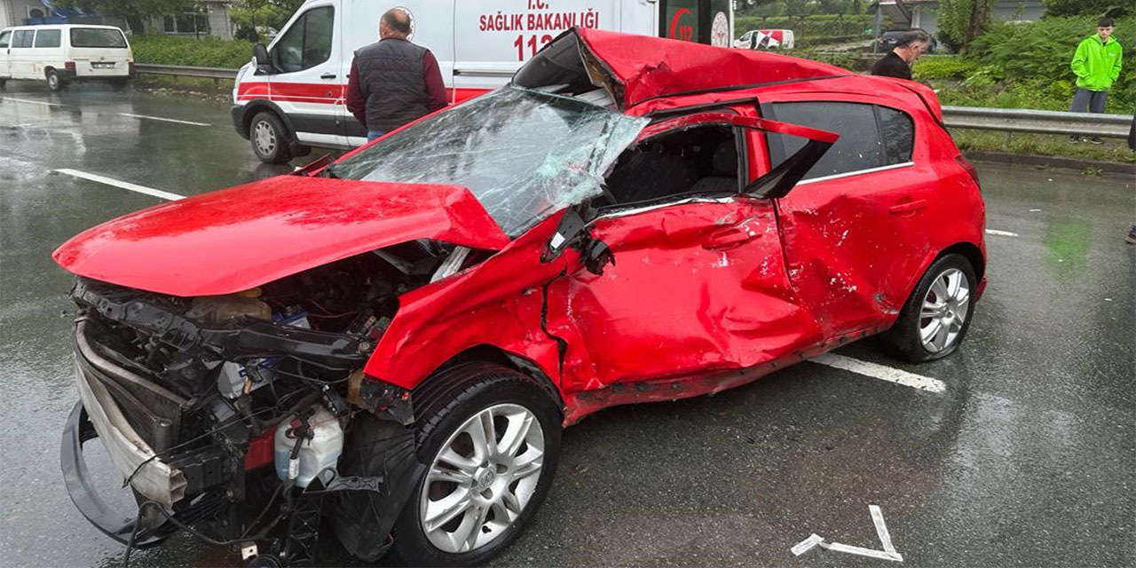 Rize'de tırın çarptığı otomobilde bulunan anne kız yaralandı