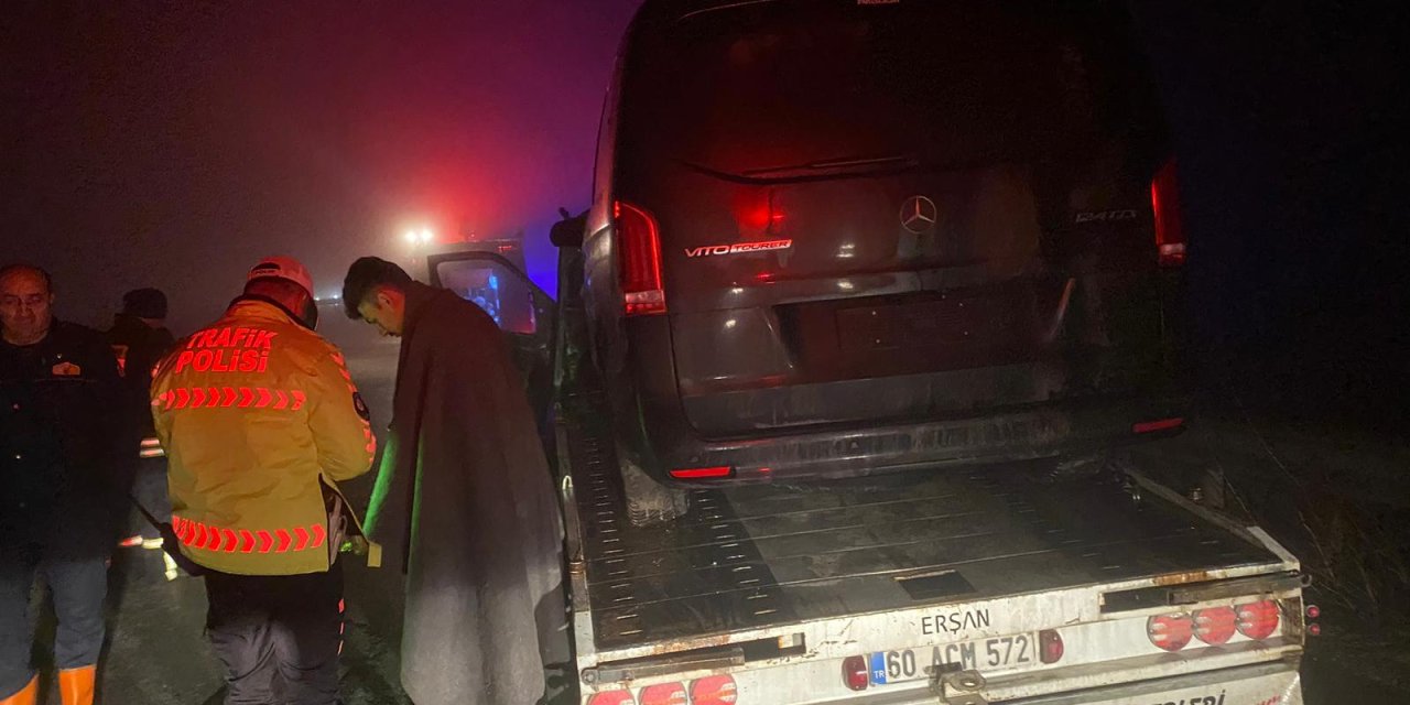 Destici'nin Yaralandığı Kazada Hasar Gören Makam Aracını Taşıyan Çekici Yandı