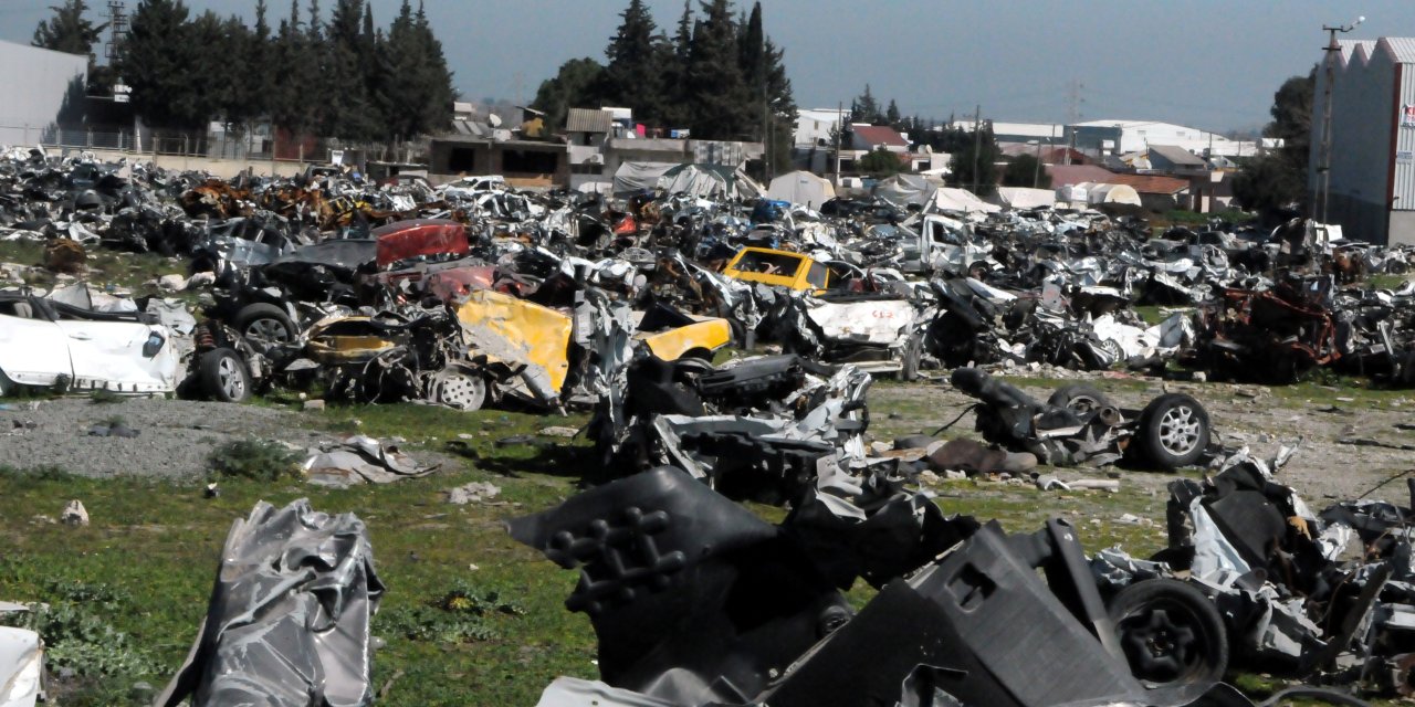 Hatay'da Enkazda Kalan Sahibi Belirlenemeyen Binlerce Araç Hala Arazilerde Bekletiliyor