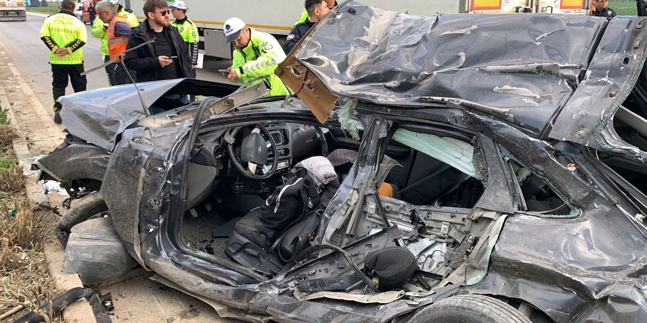 Takla Atan Otomobil, Karşı Şeride Geçip İşçi Servisiyle Çarpıştı: 2 Ölü, 14 Yaralı