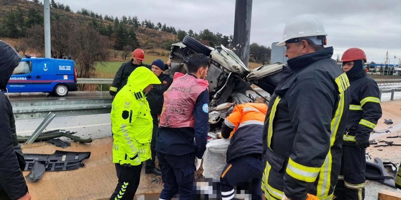 Elektrik Direğine Çarpan Otomobilin Sürücüsü Öldü