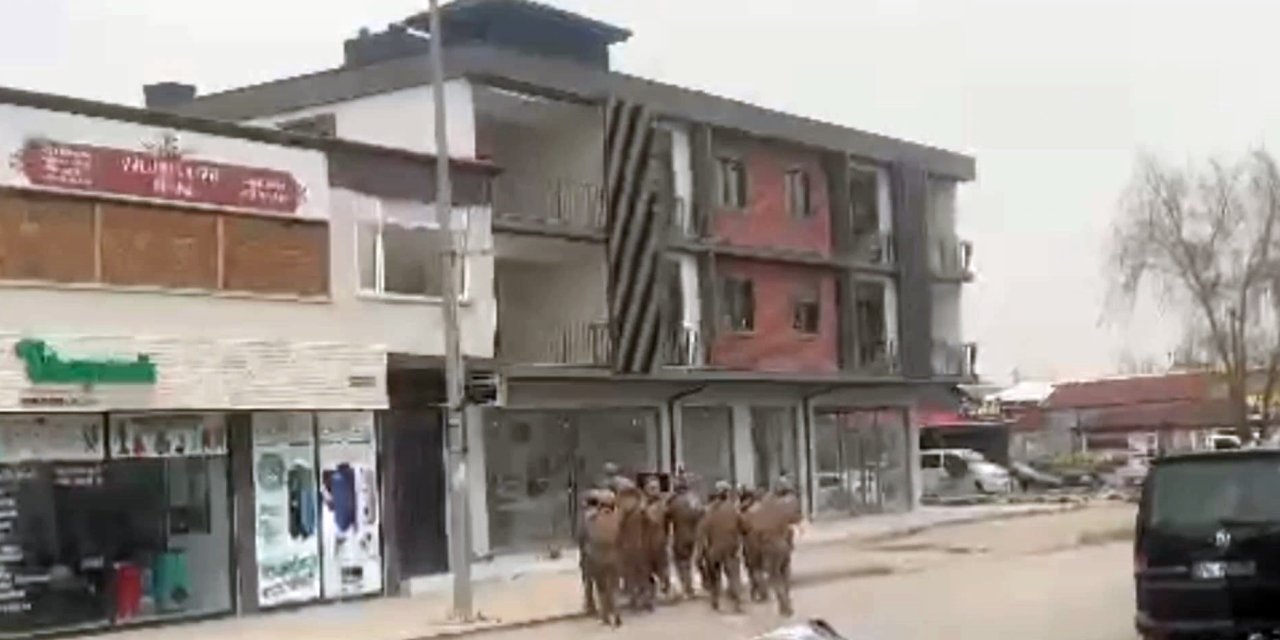 Binanın Çatısına Çıkıp Çevreye Ateş Açtı