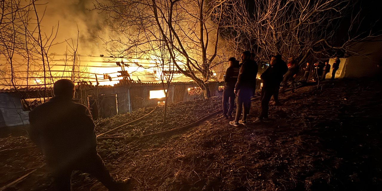 Zonguldak'ta, Tekstil Ürünlerinin Bulunduğu Depo Yanarak Küle Döndü