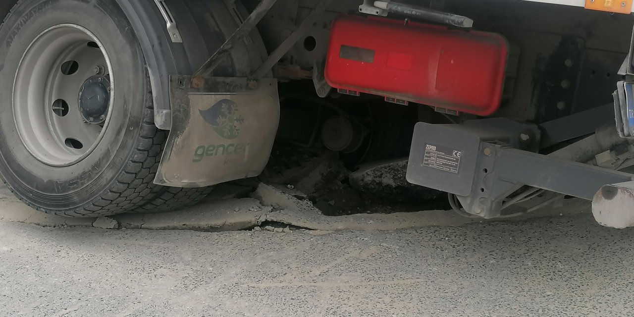 İstanbul - Silivri’de Kamyon Kapatılmayan Çukura Düştü