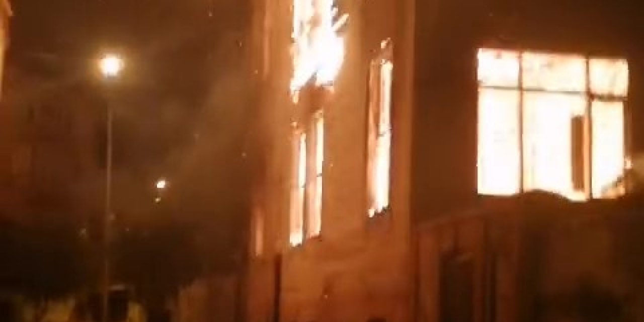 İstanbul-büyükçekmece'de Tarihi Bina Alev Alev Yandı