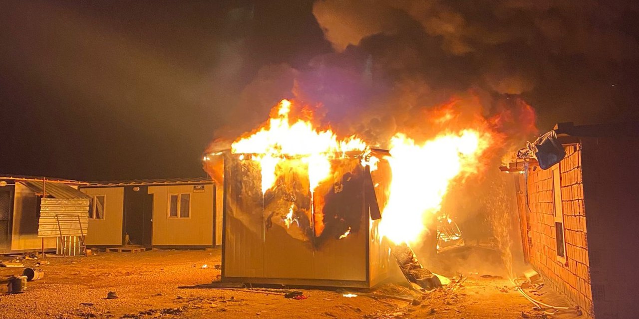Gaziantep’te Şantiyede İşçilerin Kaldığı 5 Konteyner Yandı