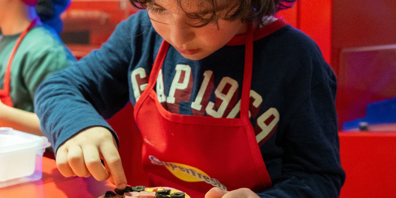 Çocuklar, ‘Superfresh Pizza Şefleri Atölyesi’nde Kendi Pizzalarını Hazırladı