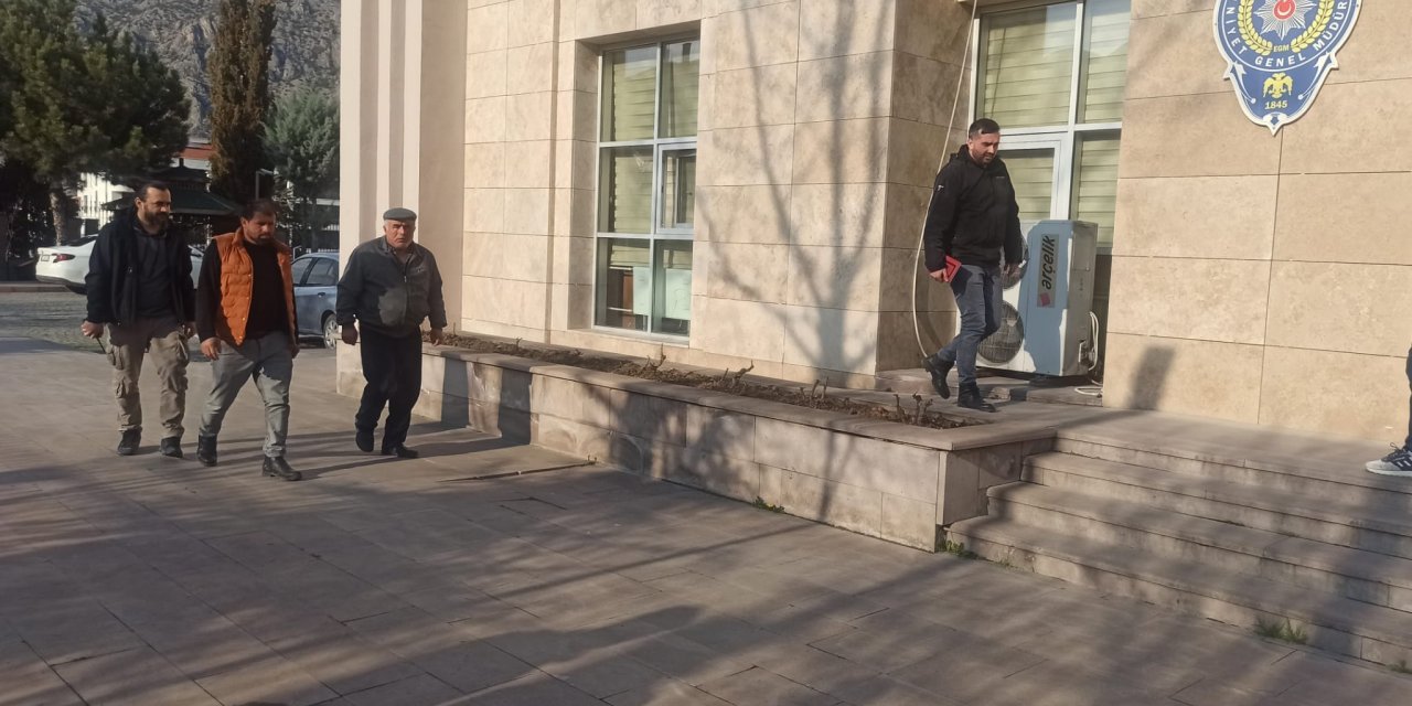 Babasını Dolandıramayınca, Oğluna  'Baban Elimizde' Diyerek Otomobilin Camlarını Kırdırdılar