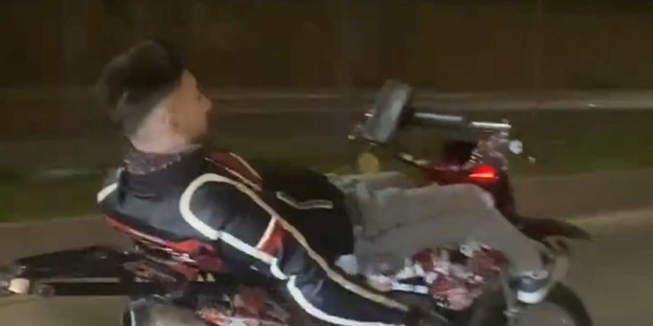 İstanbul- Pendik'te Yatarak Motosiklet Kullandı; Tehlikeye Davetiye Çıkardı