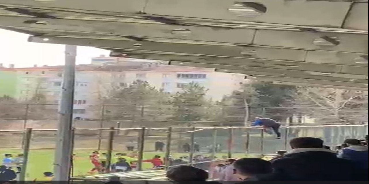 Cezalı Antrenör Tel Örgüleri Aşarak Sahaya İndi