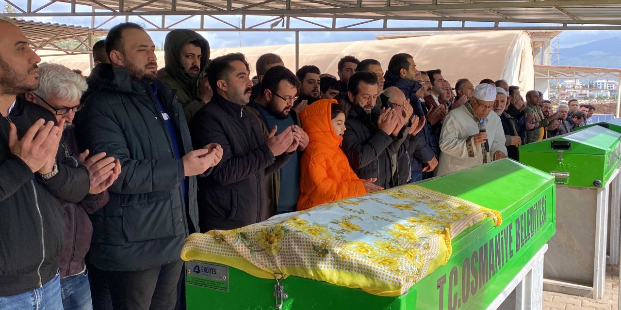 Servis Midibüsüyle Çarpışan Otomobilde Ölen Anne- Oğul, Havalimanına Gidiyormuş