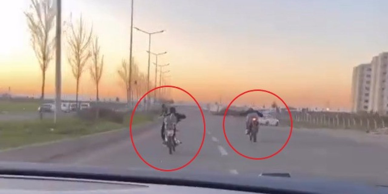 2 Sürücünün Yüzüstü Yatıp Motosiklet Kullanması Kamerada