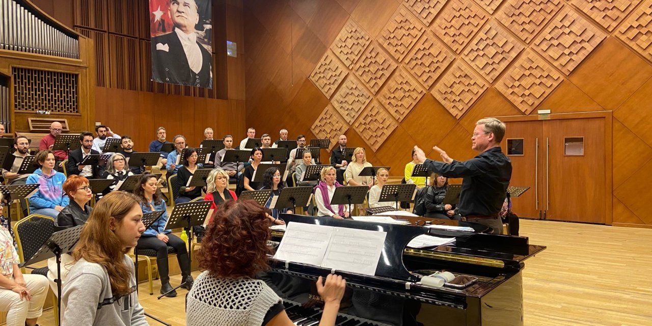 Devlet Çoksesli Korosu'ndan 'Aydınlık Gece' Konseri