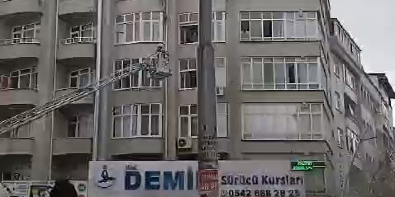 İstanbul - Sultangazi’de Yangında Mahsur Kalan 8 Kişiyi İtfaiye Kurtardı