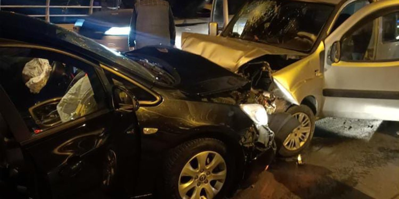 İstanbul - Sarıyer'de Ters Yola Giren Otomobil Hafif Ticari Araçla Kafa Kafaya Çarpıştı:7 Yaralı