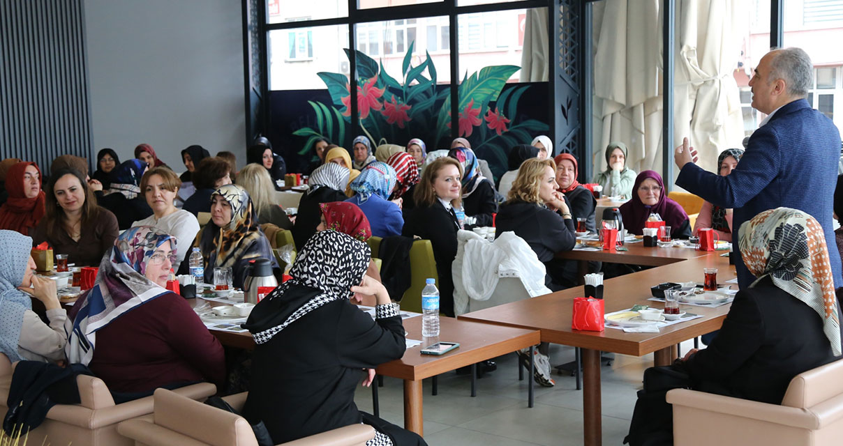 Belediye Başkanı Metin, Anneleri Unutmadı!