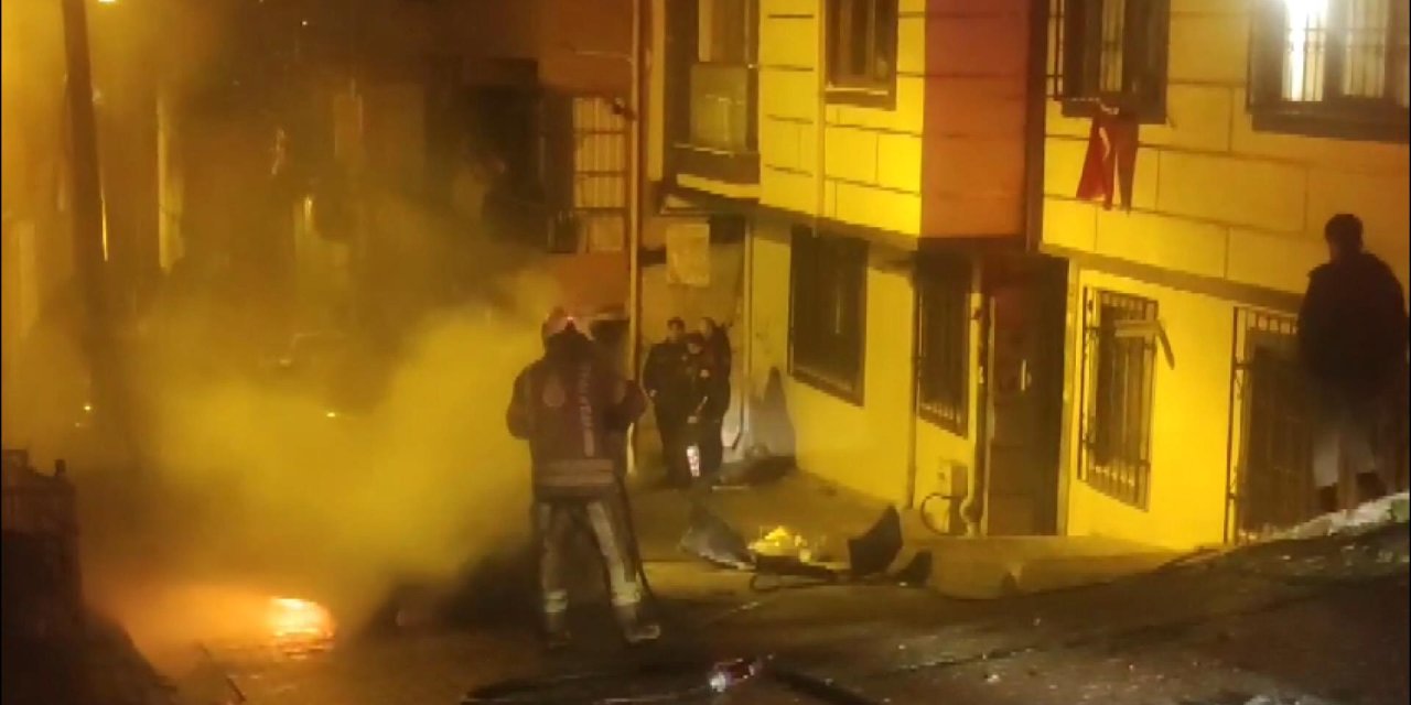 İstanbul- Kağıthane'de Park Halindeki Otomobil Alev Alev Yandı