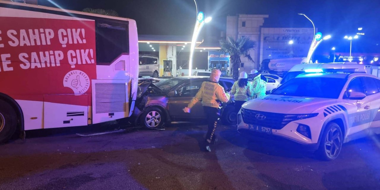 İstanbul-maltepe D-100 Karayolu’nda 2 Otomobil Çarpıştı: 2 Yaralı