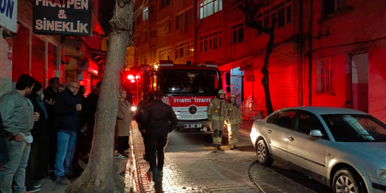 İstanbul-fatih'te 5 Katlı Binada Yangın; İtfaiye Dar Sokaklarda Alevlere Müdahalede Zorlandı