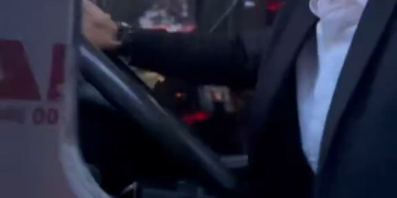 İstanbul- Kadıköy'de Kaza Yapan İett Şoförü, Otobüsü Sürücünün Üzerine Sürdü