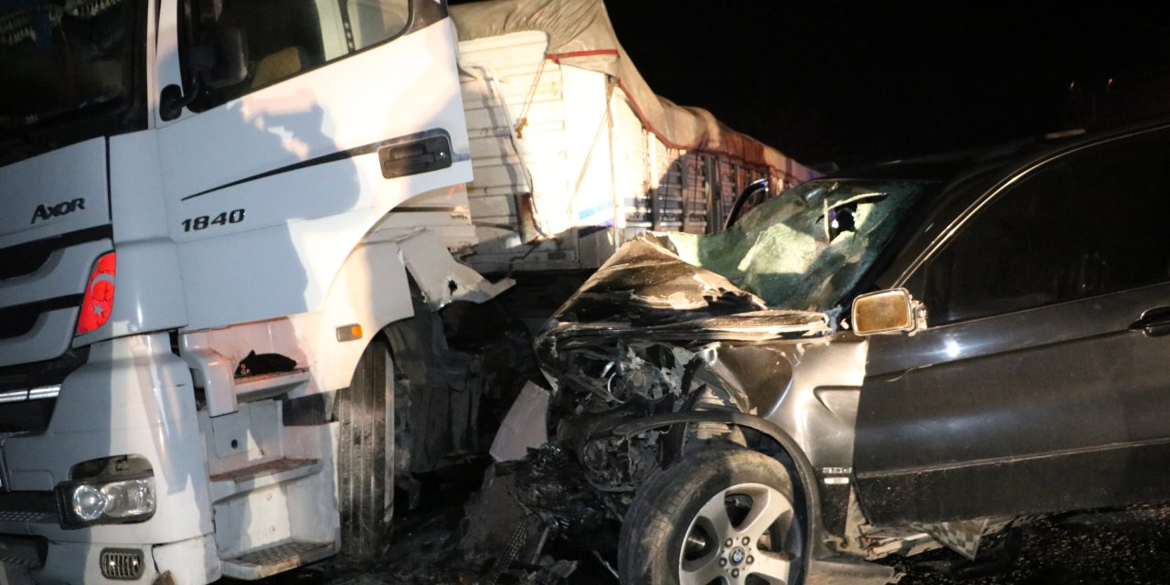Tır İle Cip Çarpıştı; 2'si Polis, 4 Yaralı