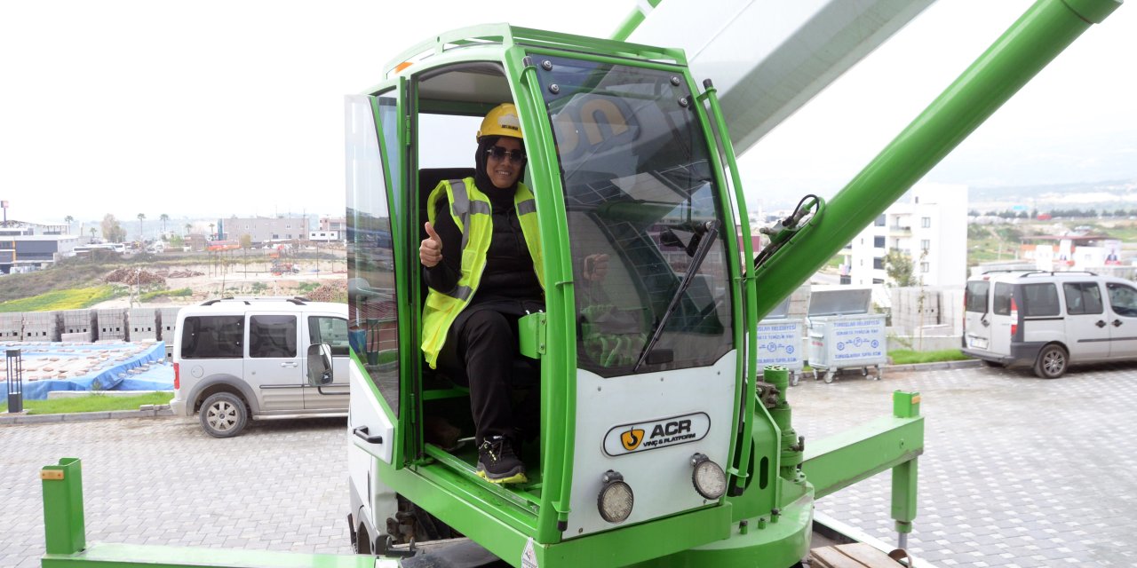 İki Çocuk Annesi, Ön Yargıları Yıkıp Vinç Operatörü Oldu