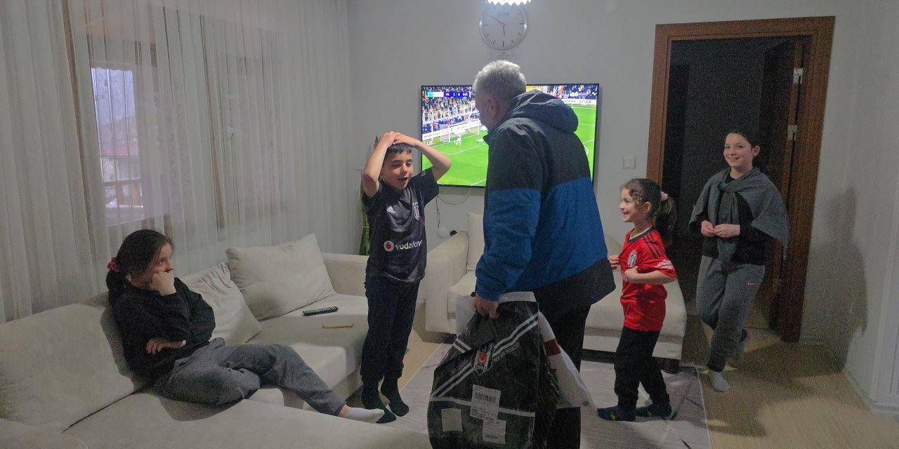 Beşiktaş Formasına Benzetmeye Çalıştığı Tişörtüyle Fotoğrafı Çekilen Muhammed Emir'e Sürpriz