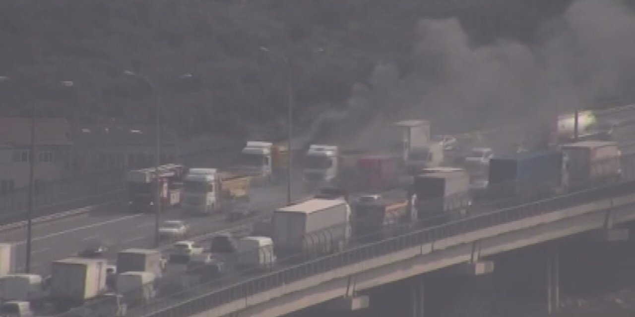 İstanbul- Başakşehir Tem Otoyolunda Trafiği Kilityen Yangın