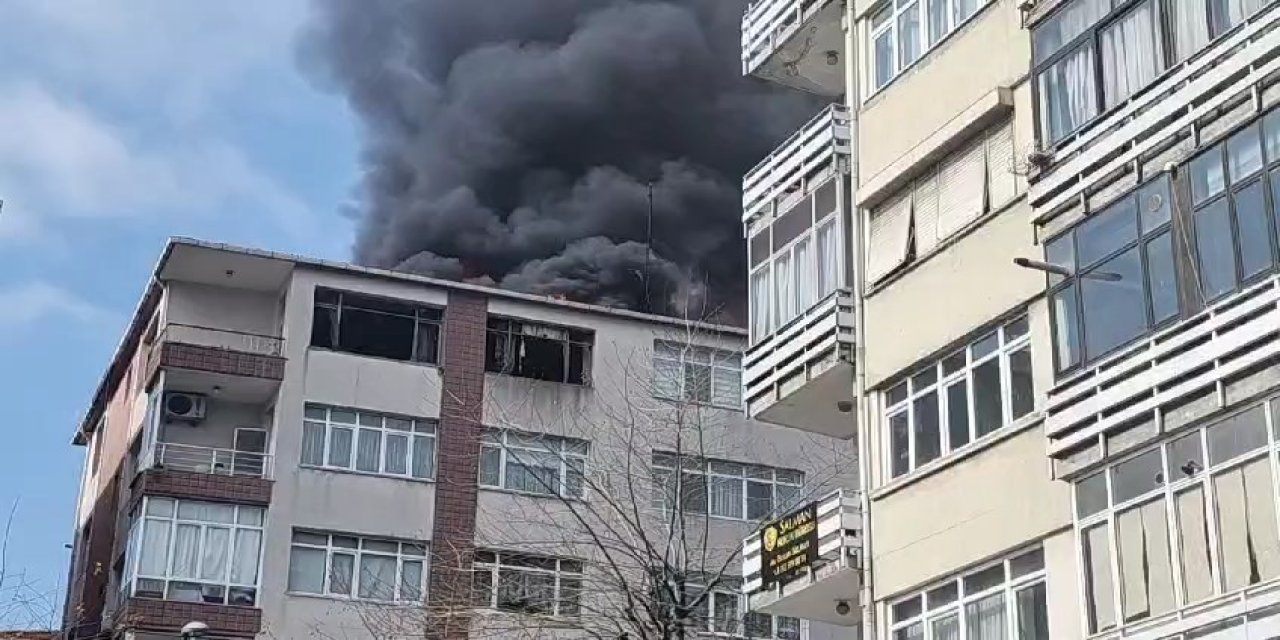 Küçükçekmece'de Binanın Çatısı Alev Alev Yandı - 1