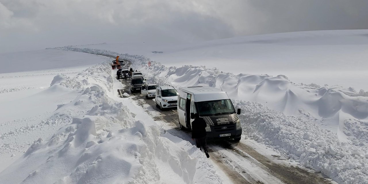 Muş-mutki Yolunda Kar Nedeniyle Mahsur Kalan 60 Kişi Kurtarıldı